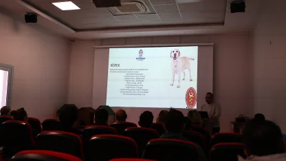 Denizli’de pet shoplara eğitim desteği verdi