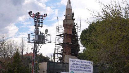 Depremde hasar gören caminin restorasyonuna başlandı