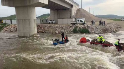 Dereyi traktörle geçmek isterken faciadan dönüldü: 10 işçi vinçle kurtarıldı