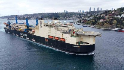 Dev boru döşeme gemisi Castorone Boğaz’dan geçti