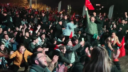 Dev ekrandaki bitiş düdüğüyle Antalya’da bayram havası esti