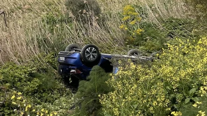 Direksiyon hakimiyetini kaybeden araç yoldan çıktı: 3 yaralı