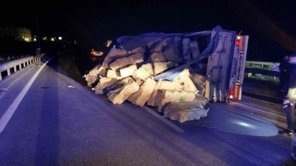 Direksiyon hakimiyetini kaybeden tır refüje çarpıp yan yattı: 1 yaralı