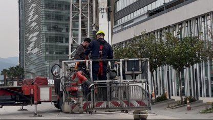 Dış cephede cam silerken asansör sistemi arıza yapınca mahsur kaldılar: İtfaiyenin müdahalesiyle kurtarıldılar