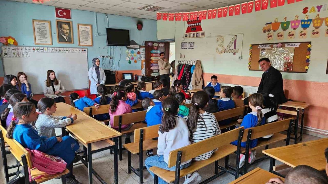 Diyadin’de öğretmene gül mesajı