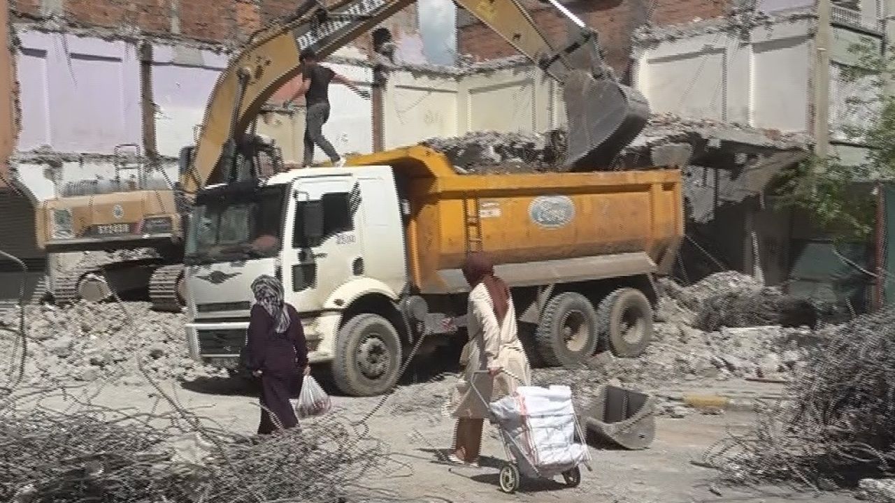 Diyarbakır’da ağır hasarlı bina yıkılırken yandaki sağlam bina da hasar aldı