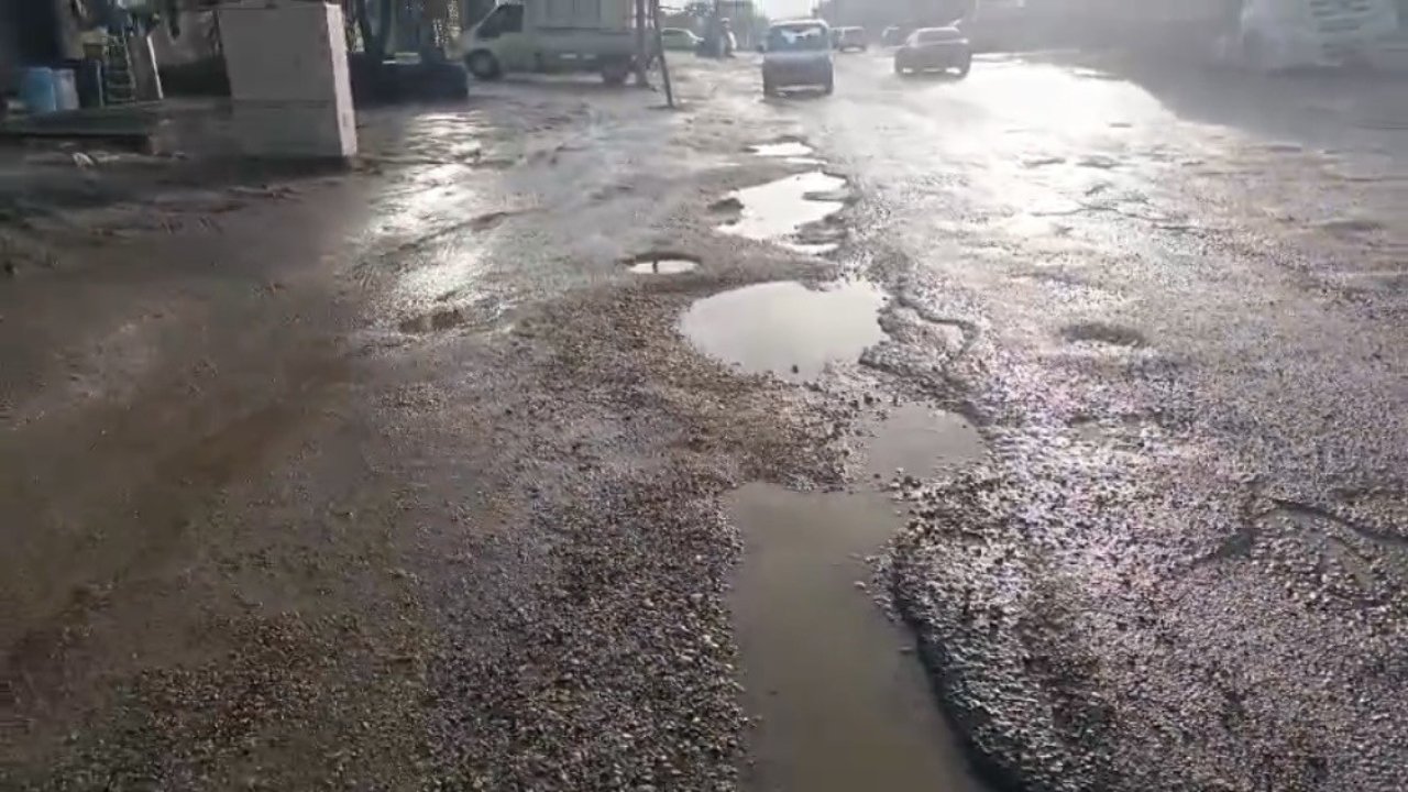 Diyarbakır’da bozulan yollar sürücülere zor anlar yaşatıyor