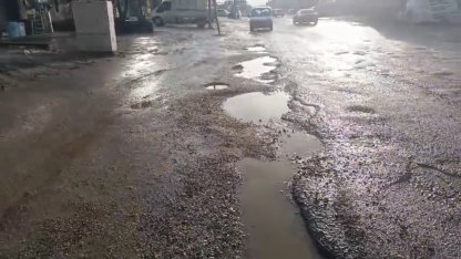 Diyarbakır’da bozulan yollar sürücülere zor anlar yaşatıyor