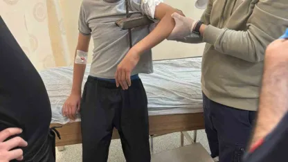 Diyarbakır’da demir korkuluk, küçük çocuğun koluna saplandı