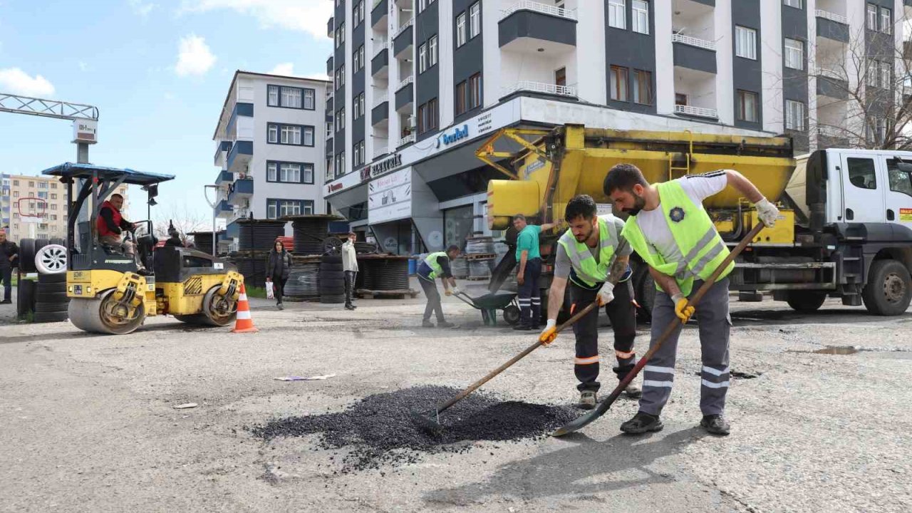 Diyarbakır’da hasarlı yollarda asfalt seferberliği