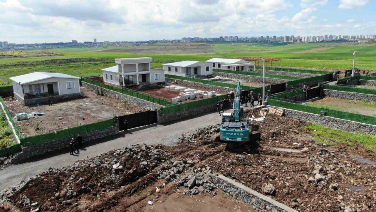 Diyarbakır’da kaymakamlık kaçak yapıları tek tek yıktı