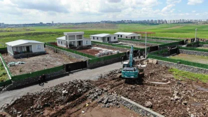 Diyarbakır’da kaymakamlık kaçak yapıları tek tek yıktı