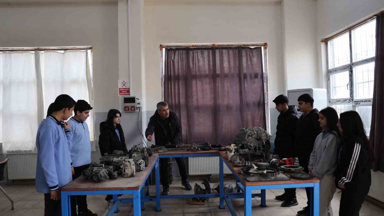 Diyarbakır’da kız ve erkek öğrenciler aldıkları eğitimlerle otomotiv sektörüne giriyor