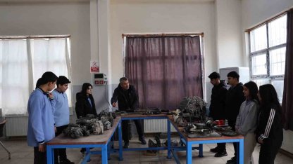 Diyarbakır’da kız ve erkek öğrenciler aldıkları eğitimlerle otomotiv sektörüne giriyor