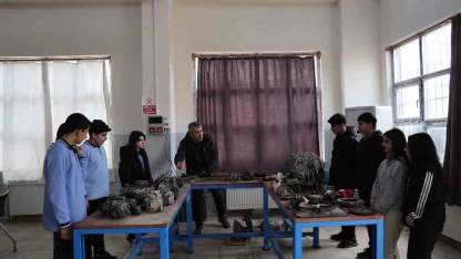 Diyarbakır’da kız ve erkek öğrenciler aldıkları eğitimlerle otomotiv sektörüne giriyor