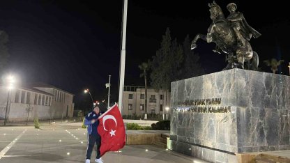 Dünya Kupası sevincini kent meydanında tek başına göz yaşları içerisinde yaşadı