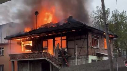 Düzce’de iki katlı ev alev topuna döndü