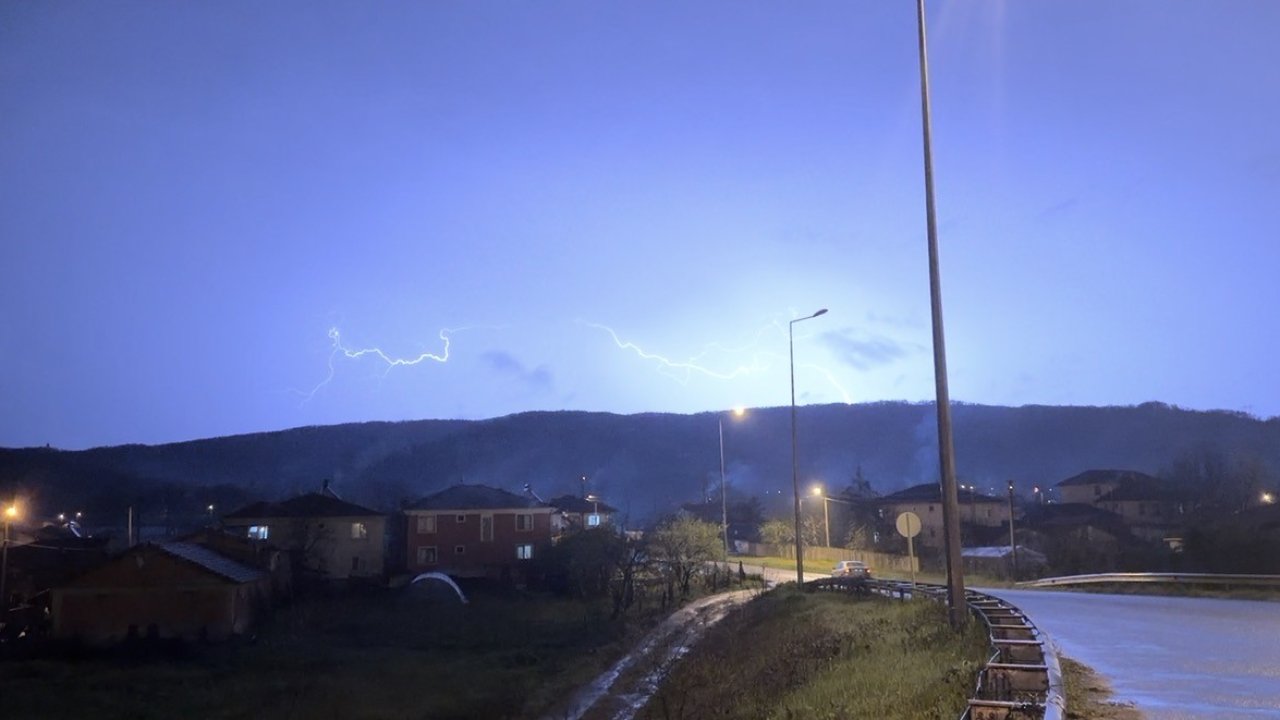 Düzce’de şimşeklerin ardından dolunay mest etti