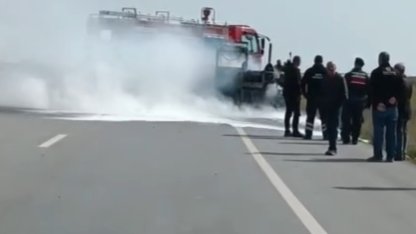 Edirne-Kırklareli yolunda seyir halindeki iş makinesi alevlere teslim oldu