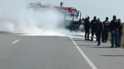 Edirne-Kırklareli yolunda seyir halindeki iş makinesi alevlere teslim oldu