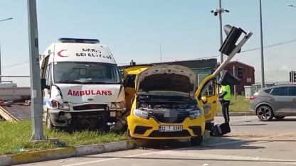 Edirne’de ambulans ile taksi çarpıştı: 5 yaralı