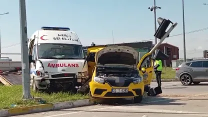 Edirne’de ambulans ile taksi çarpıştı: 5 yaralı