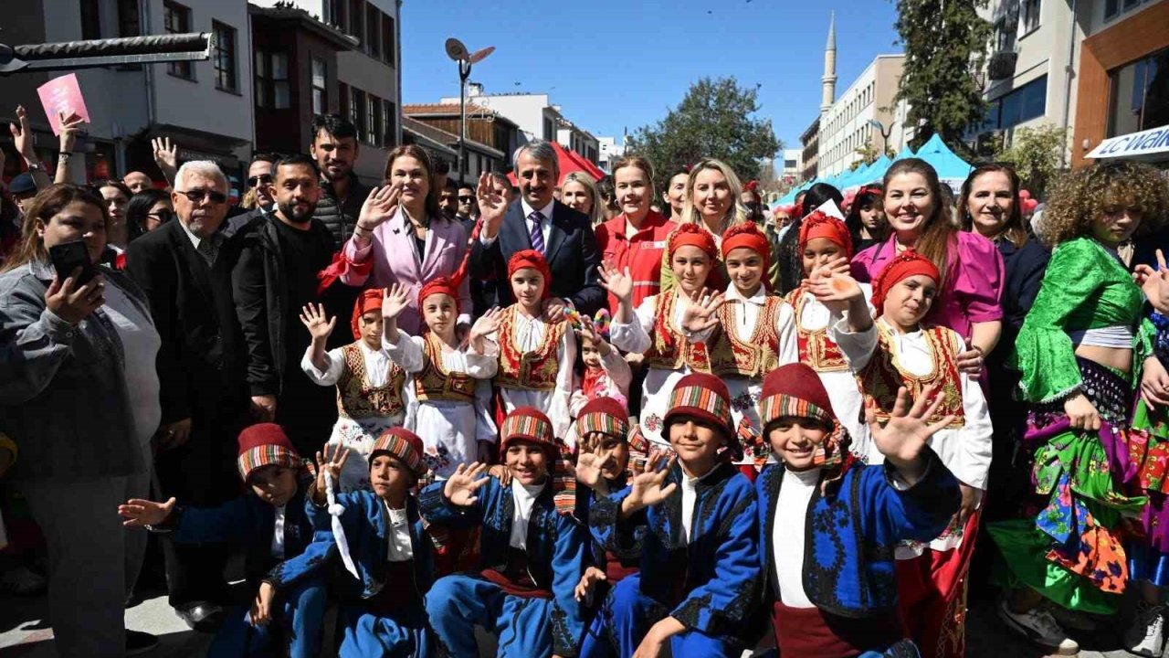 Edirne’de Dünya Romanlar Günü’nde renkli görüntüler