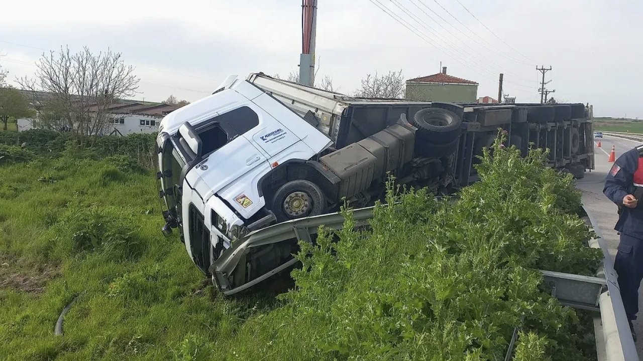 Edirne’de kontrolden çıkan tır devrildi