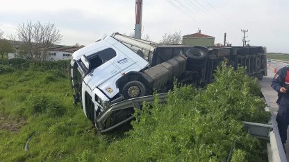 Edirne’de kontrolden çıkan tır devrildi