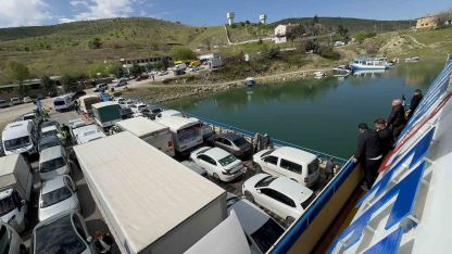 Elazığ-Pertek feribotunda metrelerce kuyruk oluştu