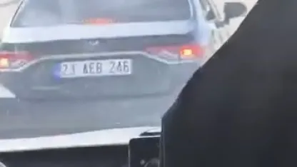 Elazığ’da maganda dehşeti: Otomobiliyle yolcu minibüsünü sıkıştırdı