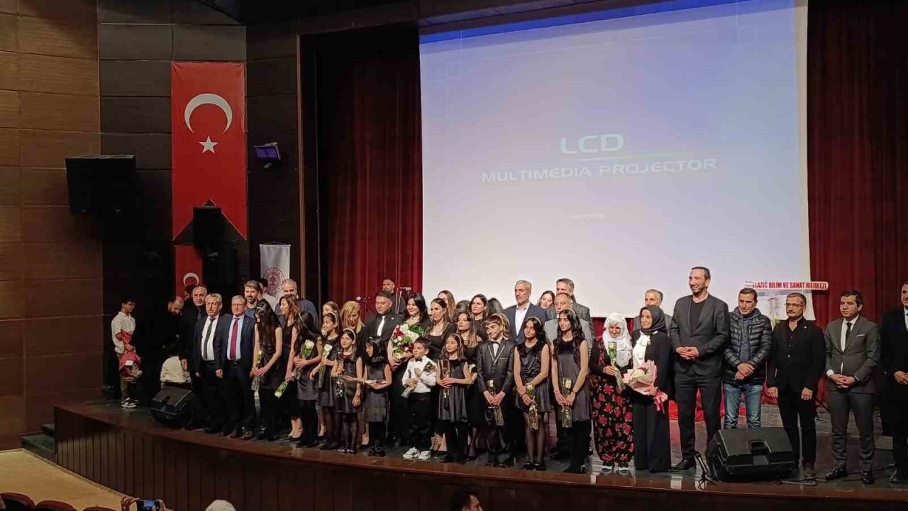 Elazığ’da öğretmen, veli ve öğrencilerden oluşan koro büyük beğeni topladı