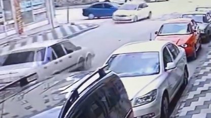 Elazığ’da otomobillerin çarpışma anı kameraya yansıdı