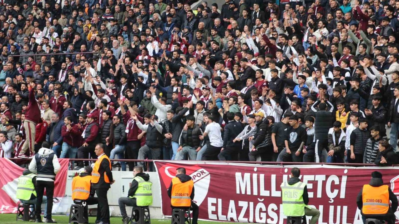 Elazığspor taraftarından polislere çiçek