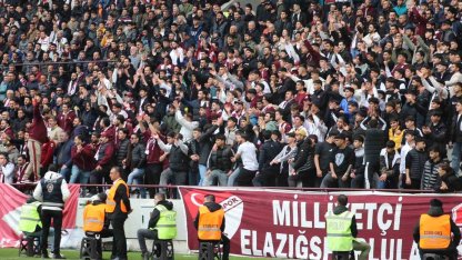 Elazığspor taraftarından polislere çiçek