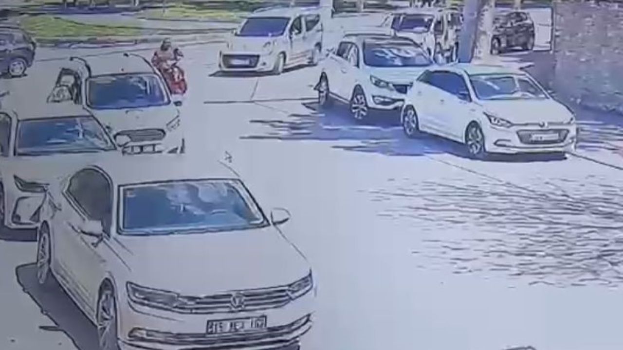 Elektrikli bisiklet park halindeki otomobile çarptı