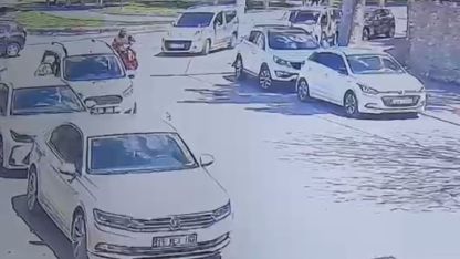 Elektrikli bisiklet park halindeki otomobile çarptı