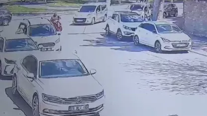 Elektrikli bisiklet park halindeki otomobile çarptı