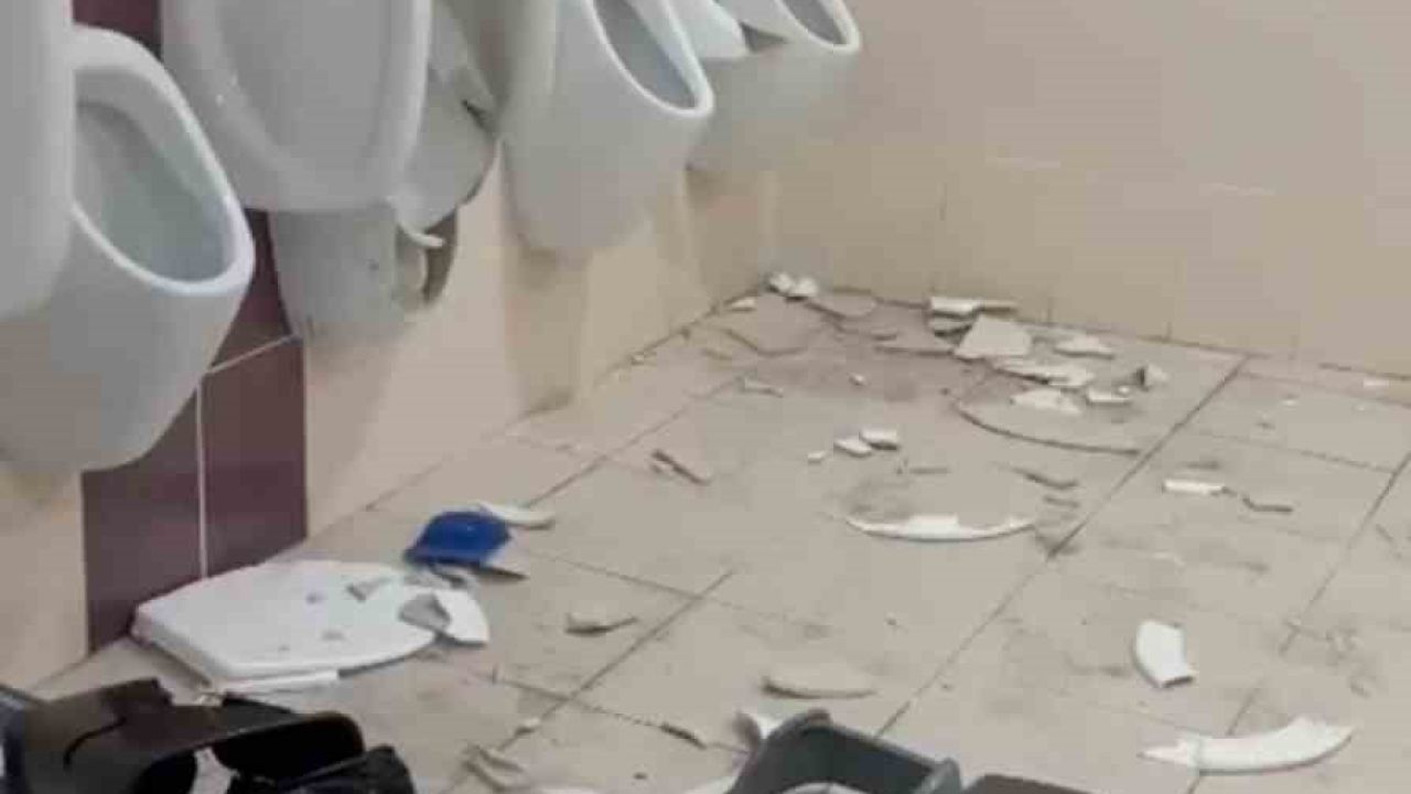 Elenen Balıkesirspor taraftarı hırsını deplasman tuvaletlerinden çıkardı