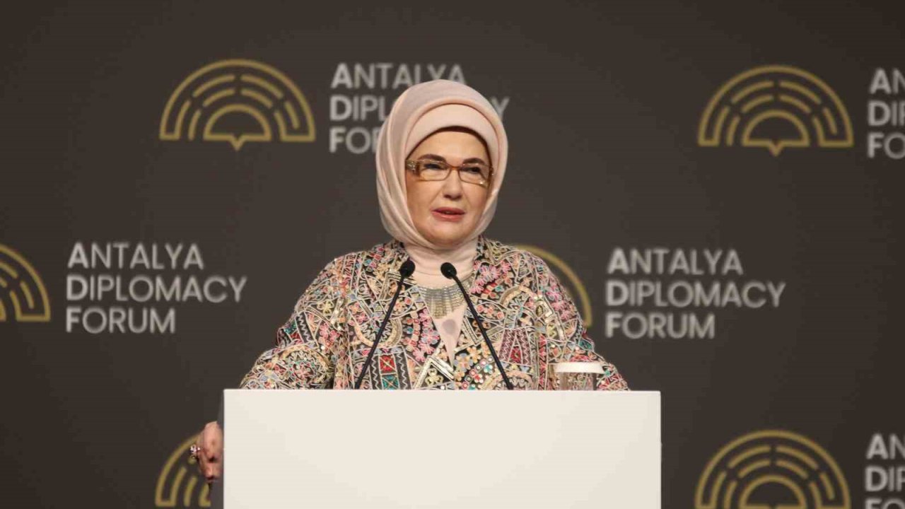 Emine Erdoğan: "Çocuklarımız için şiddeti özendiren ve sıradanlaştıran ne varsa, hangi mecrada ve ne kılıkta olursa olsun kararlılıkla mücadele etmek zorundayız"