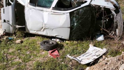 Emniyet şeridindeki kamyonete çarpan otomobil boş araziye uçtu: 4 yaralı