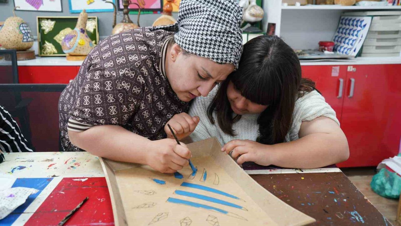 Engelsiz Yaşam Merkezi engelleri sanatla aşıyor