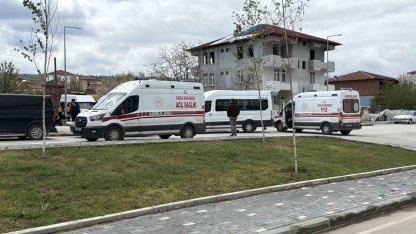 Erbaa’da öğrenci servisi ile otomobil çarpıştı: 10 öğrenci yaralandı