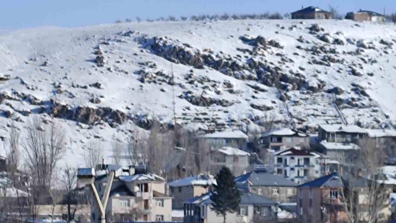 Erciş’te nisan ayında kar yağışı