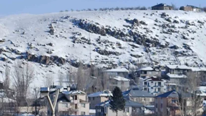 Erciş’te nisan ayında kar yağışı