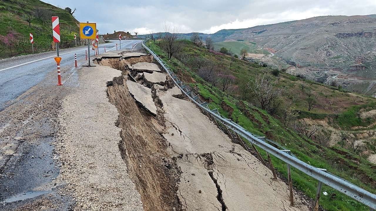 Eruh kara yolunda heyelan: Yolun bir bölümü çöktü