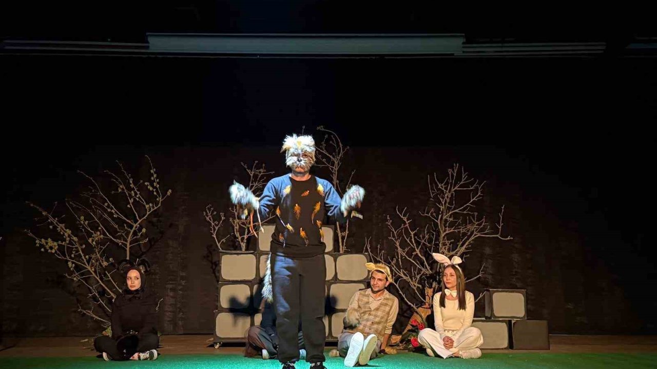 Erzincan’da çocuklara özel tiyatro gösterisi sahnelendi