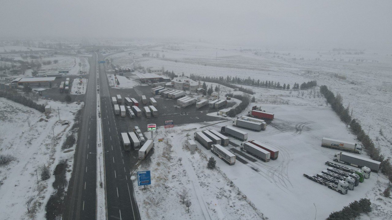 Erzincan’da kar etkisini gösterdi: Geçitlerde trafik kilitlendi