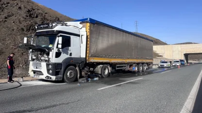 Erzincan’da seyir halindeki tırda çıkan yangın söndürüldü