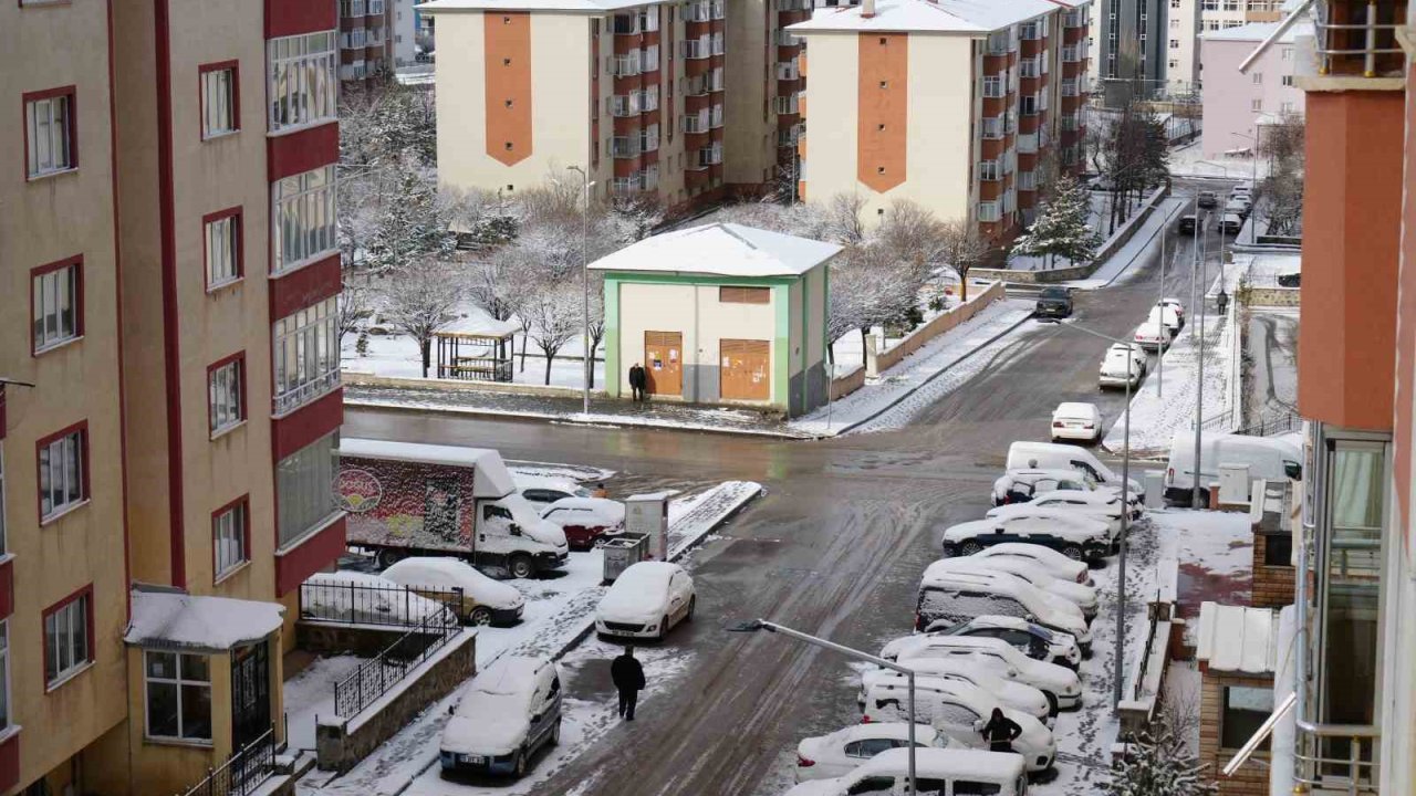 Erzurum güne yine karla uyandı, bölge için zirai don uyarısı geldi